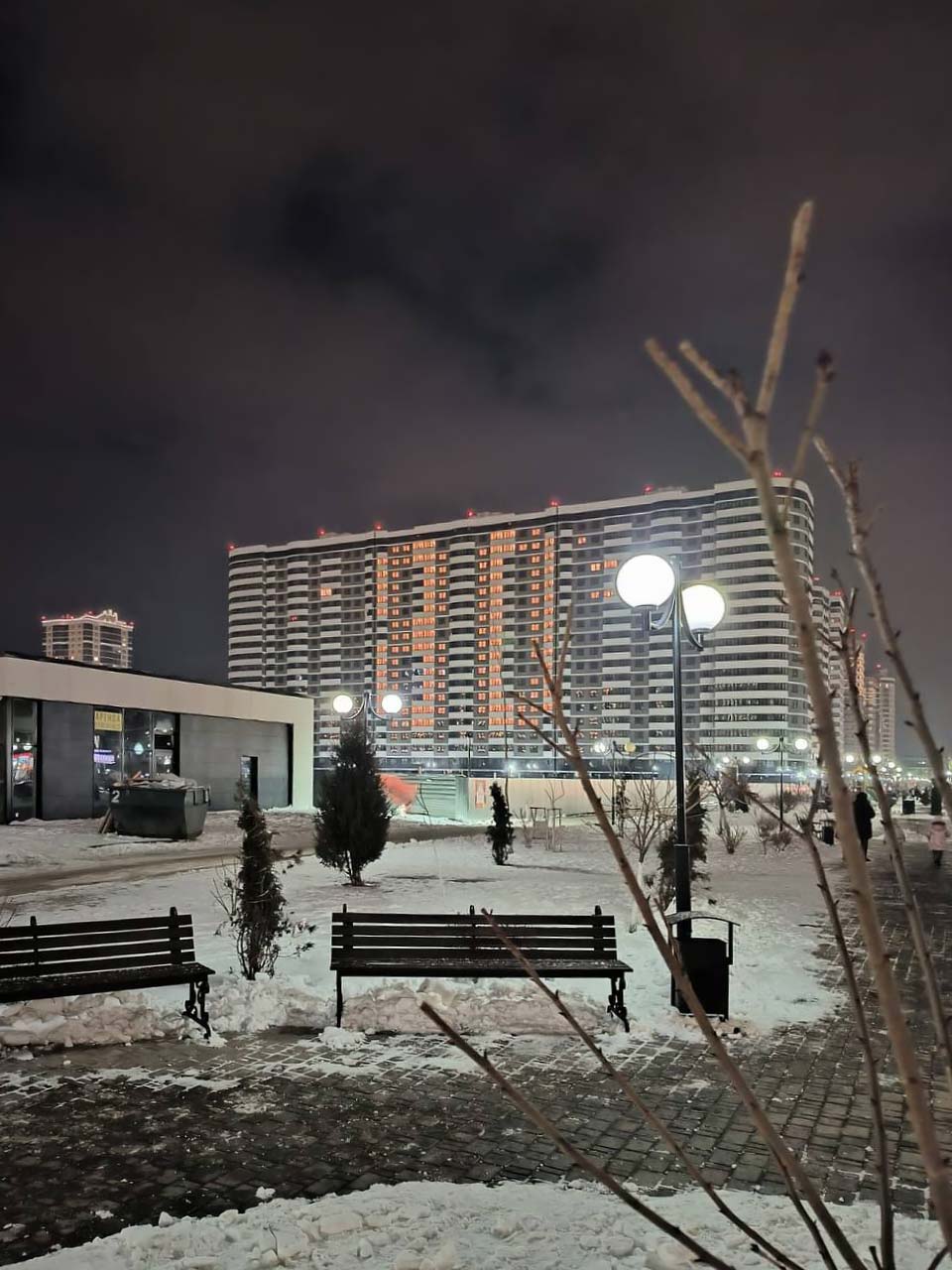 На фасадах новостроек зажглась цифра 80